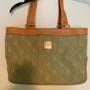Like New Green leather Dooney & Bourke purse